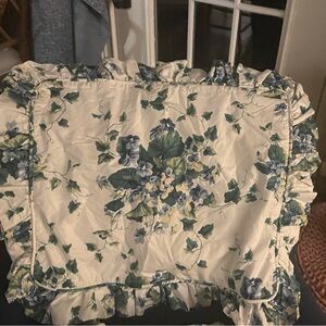 Pair of Waverly garden room sweet violets shams